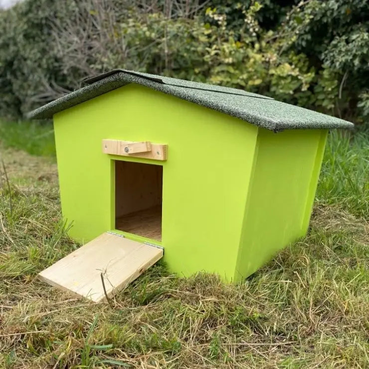 Abri en bois pour petits animaux avec trappe qui se ferme