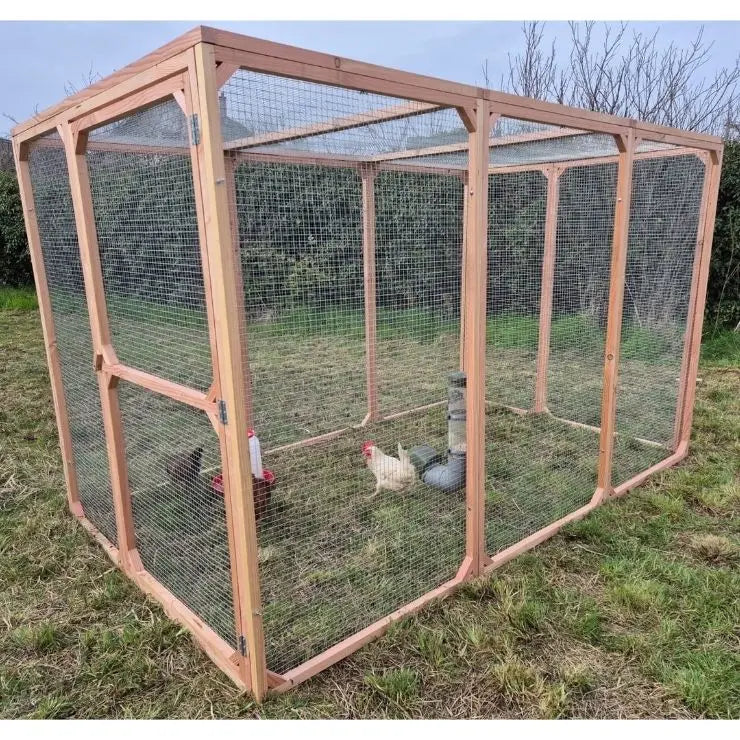 Poules dans leur enclos en bois grillagé