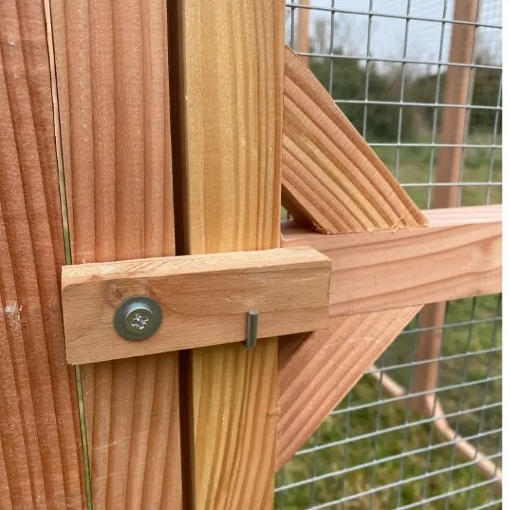 Porte d'accès de l'enclos à poule ouverture et fermeture par loquet