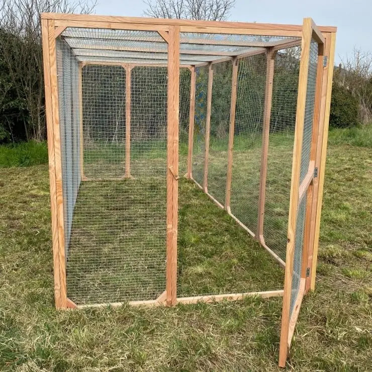 Enclos à poule avec grande porte d'accès