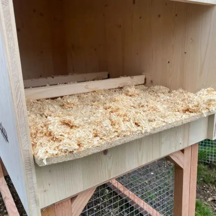Trappe de nettoyage pour sortir le sol du poulailler en bois