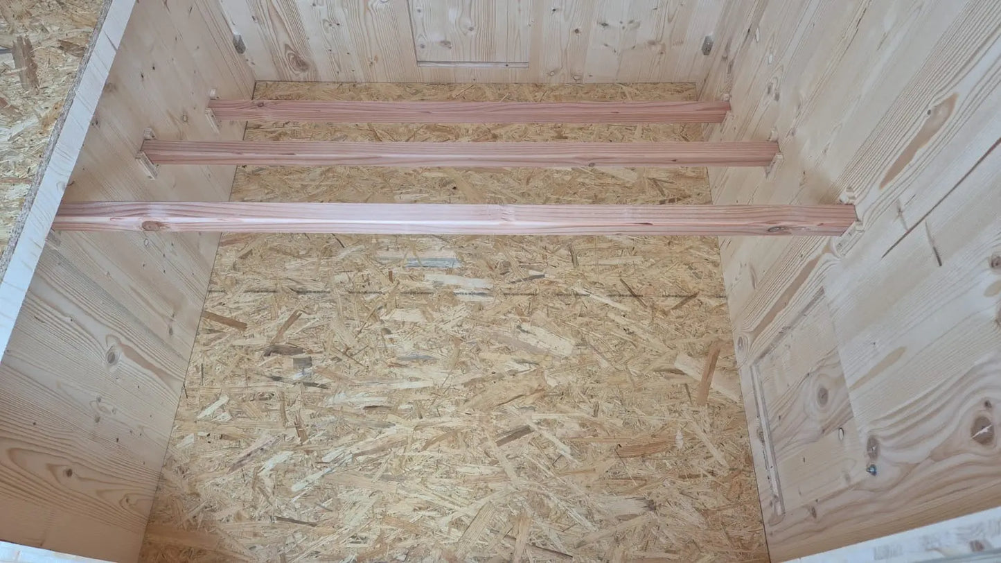 Intérieur du poulailler en bois, trois perchoirs confortables et ergonomiques en espaliers