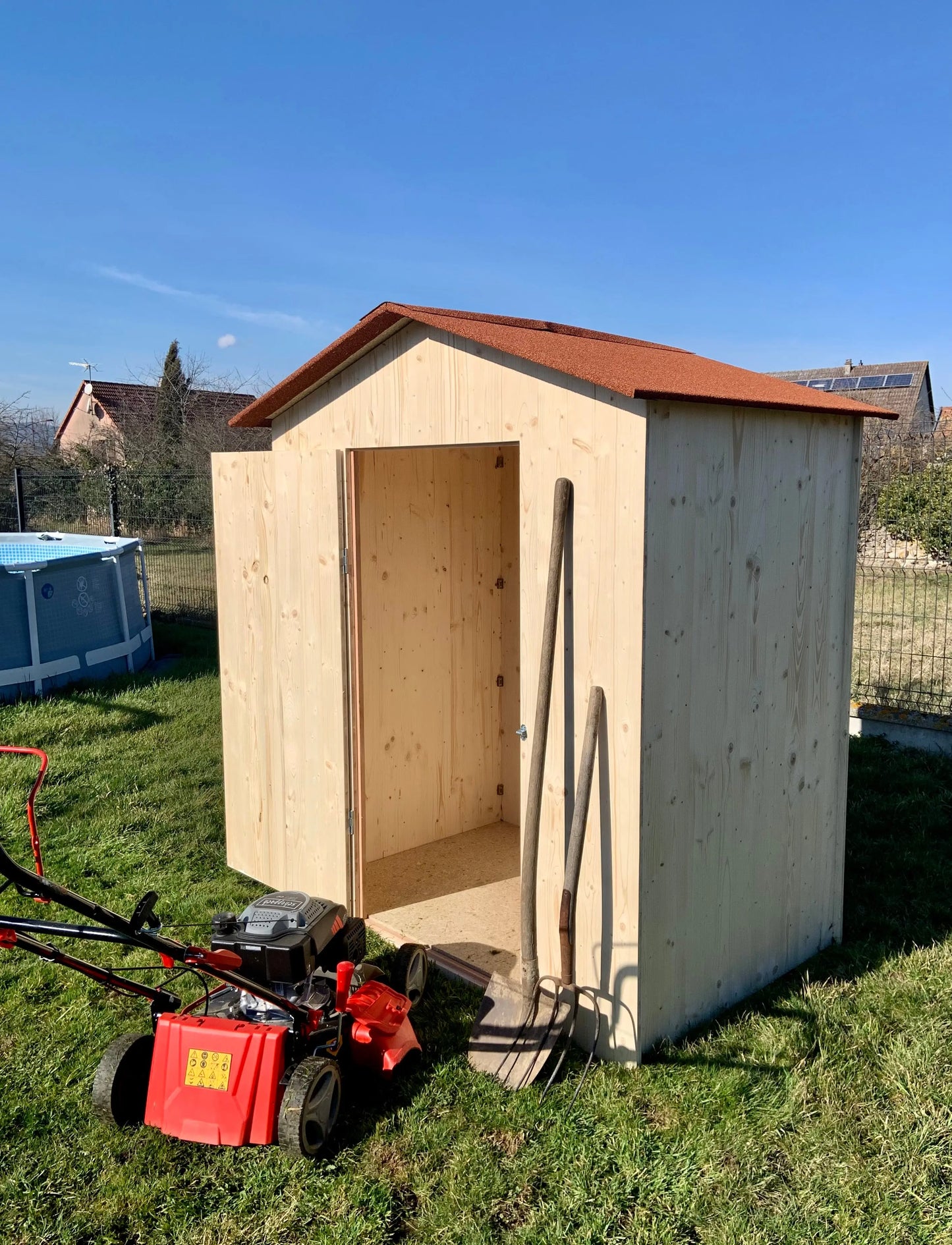 cabane de jardin en bois pour ranger tondeuse, outils, matériel de jardinerie, espace de rangement en bois élégant et facile à monter