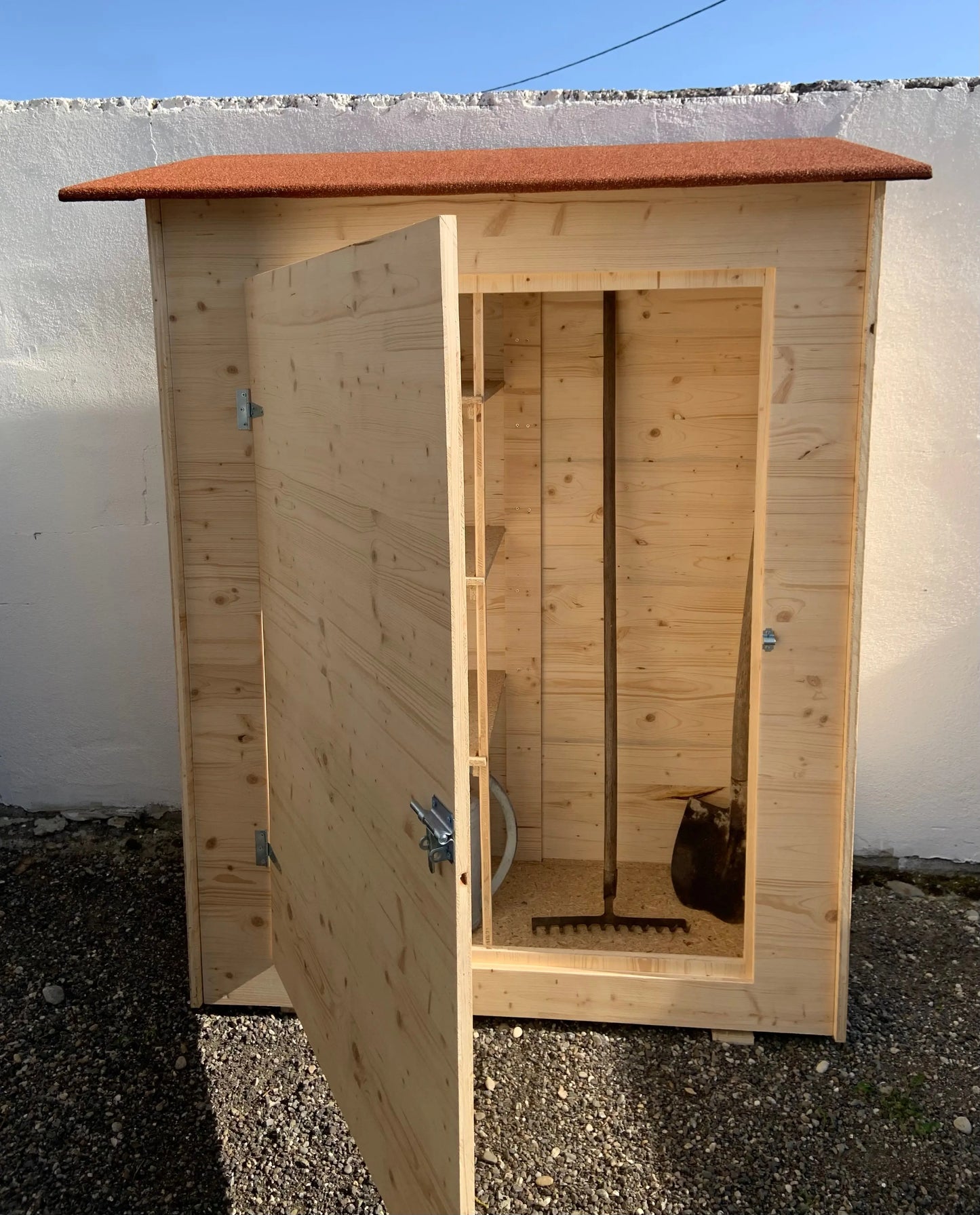 cabane de jardin en bois pour ranger outils et matériel de jardinier