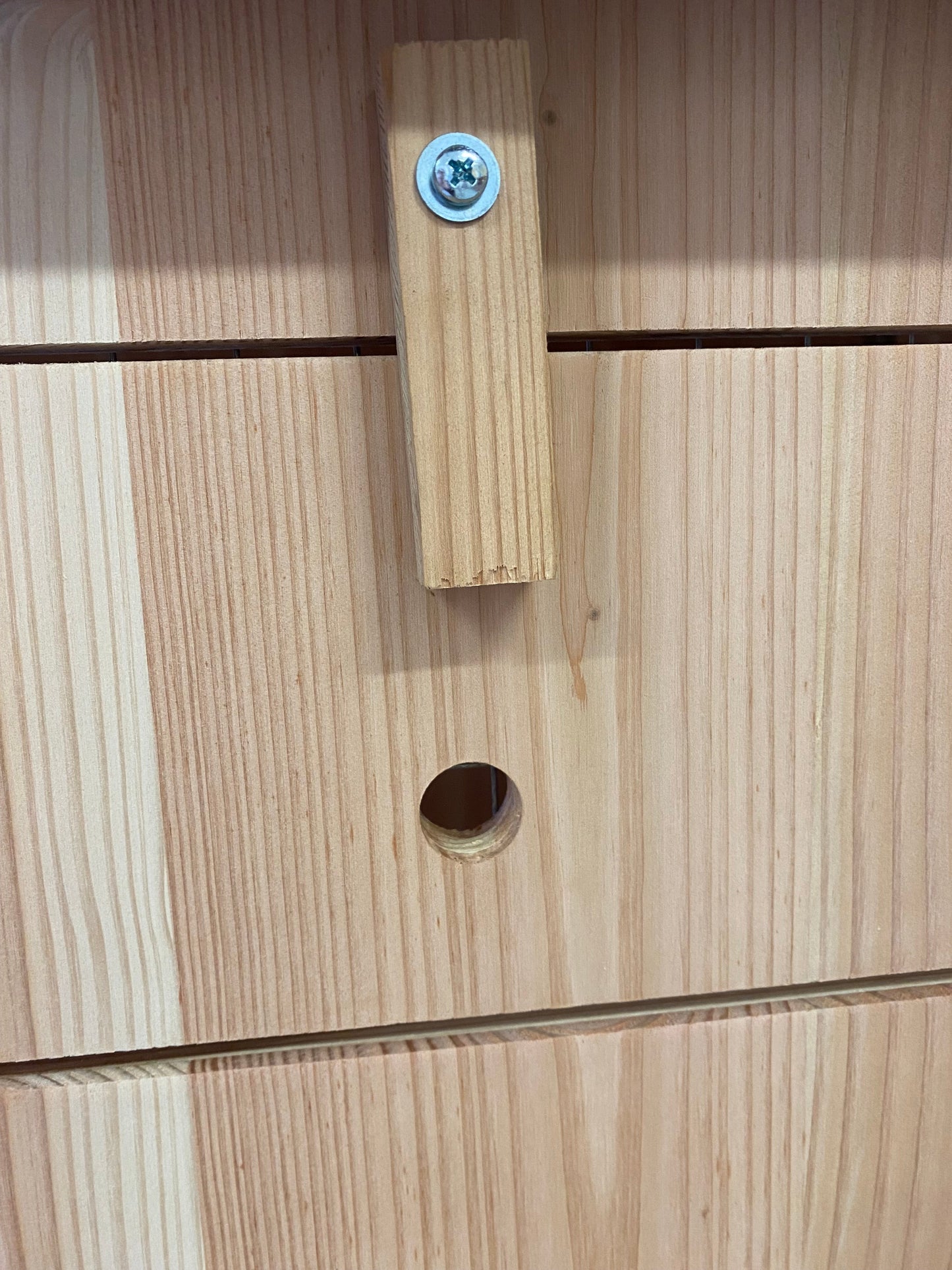 Niche en bois isolé avec porte pour petit chien Ma boutique