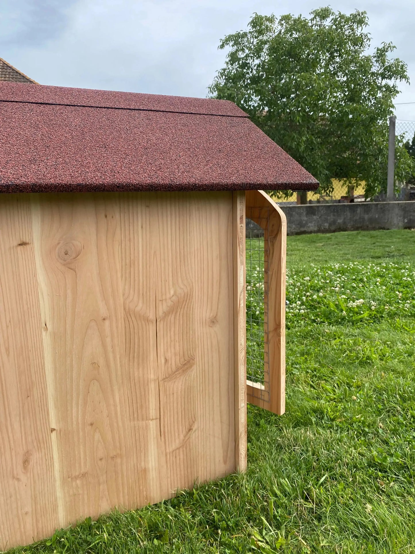 Pour l'élevage de chien, maisonnette pour les chiens en bois, chambre à coucher pour toutou, confortable et sécurisé, esthétique, en bois chaleureux et solide.