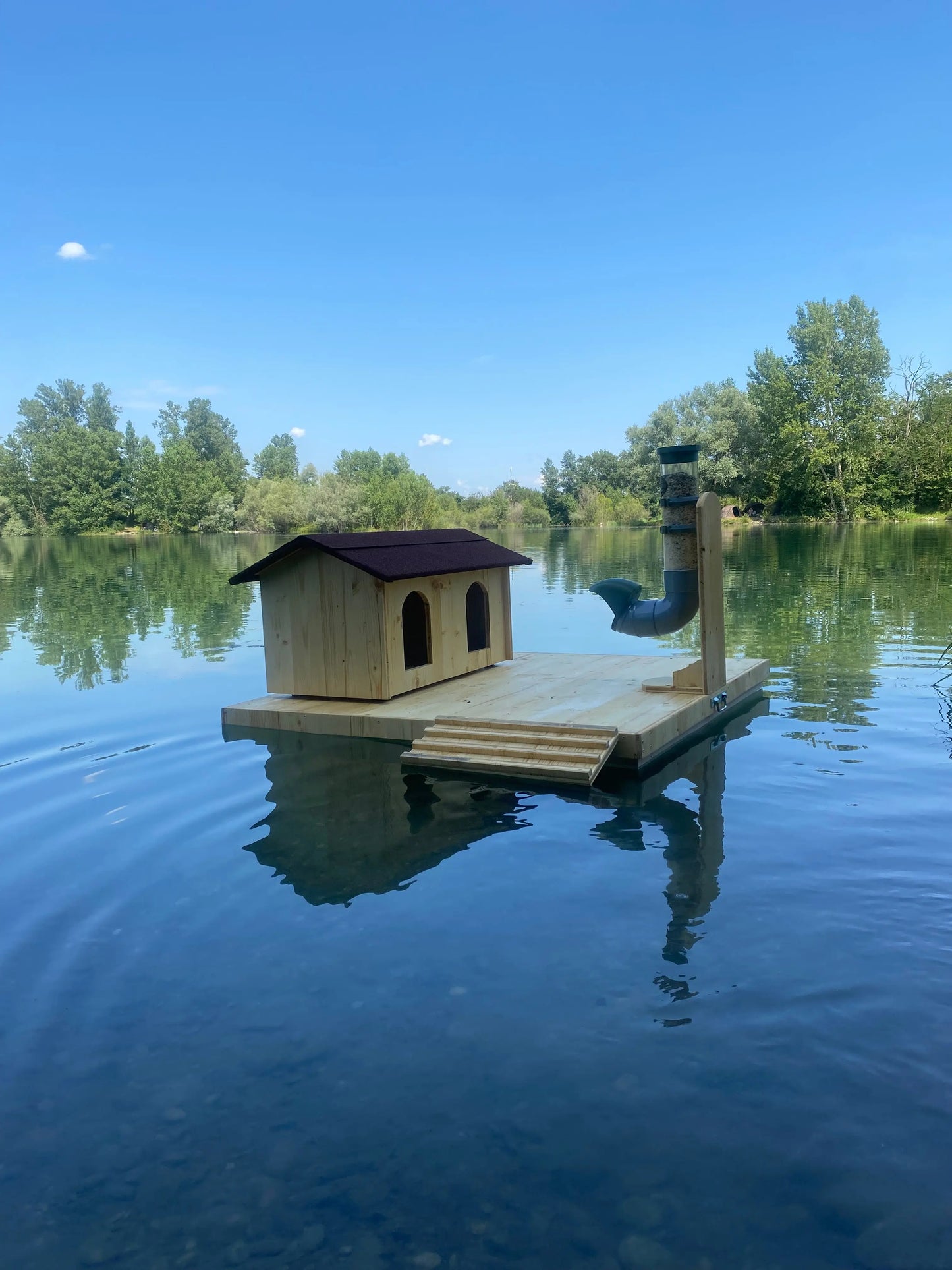 Mangeoire à canard anti rat, s'adapte sur îlot flottant à canard, innovation française, pratique et esthétique.
