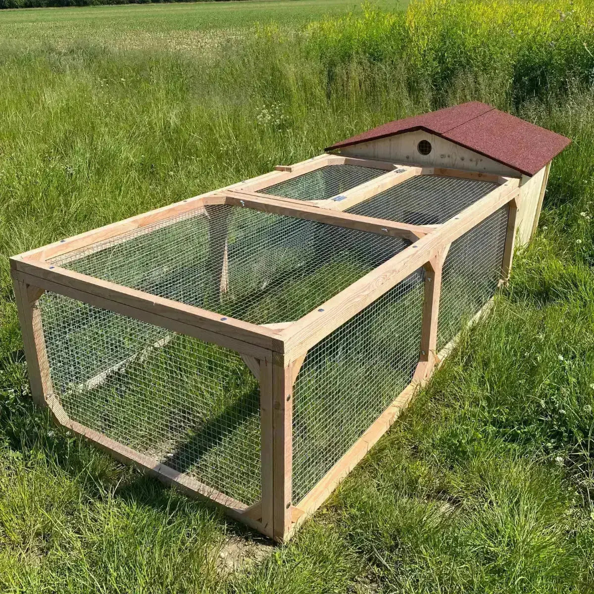 Cabane en bois pour lapin et tortue avec enclos anti prédateur, en bois massif 19 mm solide et résistant.
