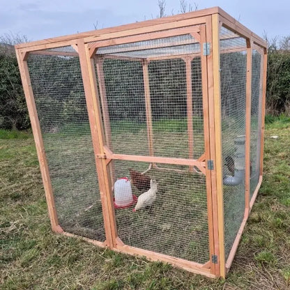 Vu d'un enclos à poule avec des poules protégées à l'intérieur