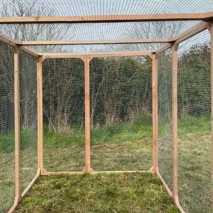 Enclos à poules (on tient debout) – vue interieure en bois massif