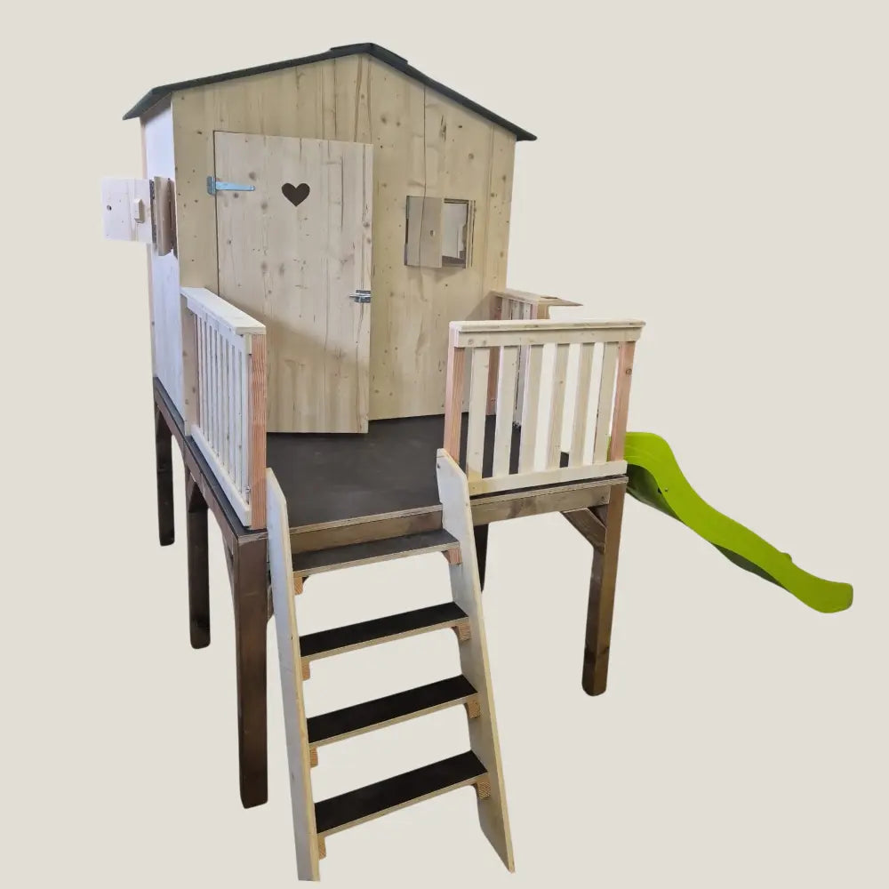 Cabane enfant sur pilotis avec toboggan - La Madera