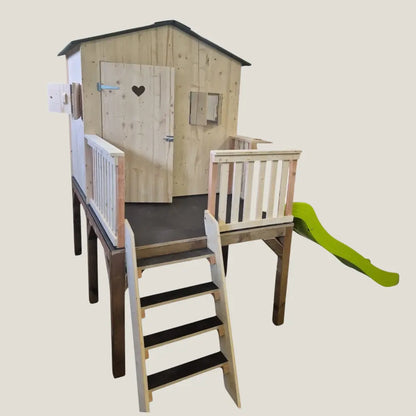 Cabane enfant sur pilotis avec toboggan - La Madera