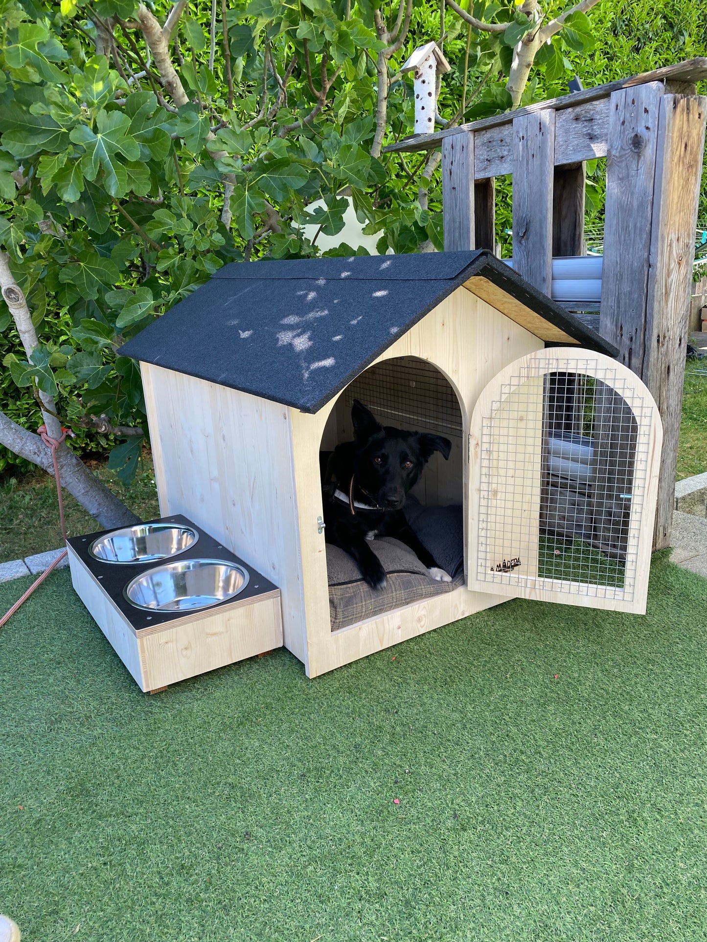 Niche en bois isolé avec porte pour chien moyen Ma boutique