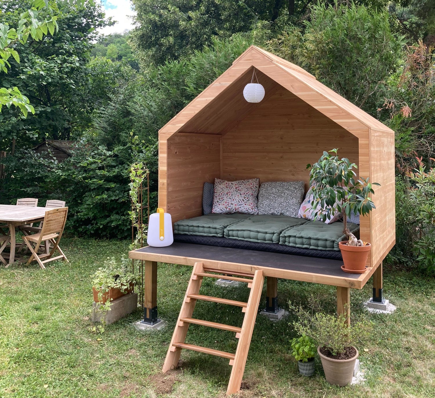 Cabane en bois massif douglas sur pilotis, cabane de lecture, cabane acoustique, style contemporain minimaliste
